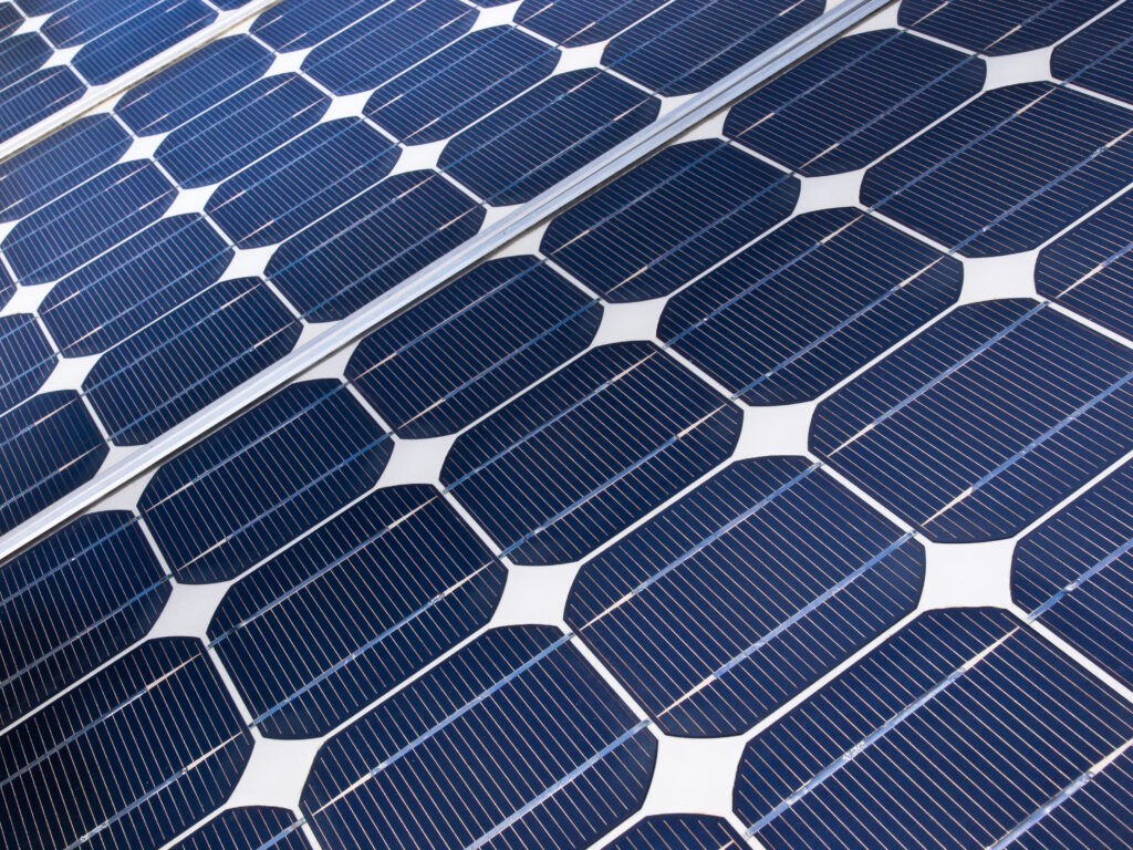 Obras de centrais solares em Cabo Verde seguem sem riscos e com impacto ambiental positivo, diz estudo do Governo.