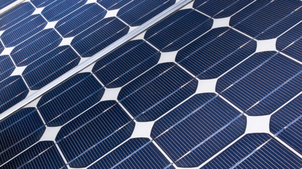 Obras de centrais solares em Cabo Verde seguem sem riscos e com impacto ambiental positivo, diz estudo do Governo.