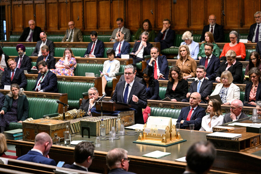 Reino Unido lança plano de 10 anos para salvar serviço de saúde em crise