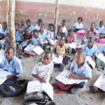 Mais de 1,3 milhões de alunos assistem aulas no chão no norte de Moçambique