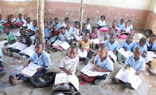 Mais de 1,3 milhões de alunos assistem aulas no chão no norte de Moçambique